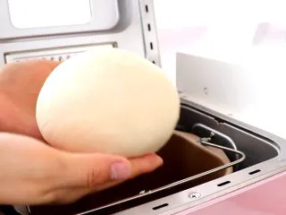 蜜豆吐司 宝宝辅食,整理好面团，放入面包机中，盖上保鲜膜，开启发酵功能，发酵50min左右 tips：保鲜膜可以防止面团中的水分挥发