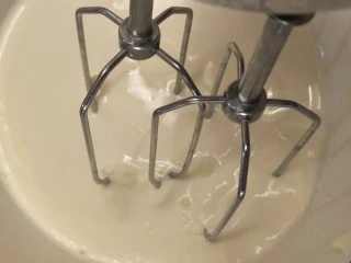 最“柔软”纸杯蛋糕☕—爆浆巧克力,碗中倒入120克淡奶油。