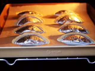 草莓芝士酥～蛋挞皮版,把烤盘入东菱烤箱中层。