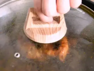 用中式调味品，做出西餐的感觉——豆豉酱烧鸡胸肉,关盖，中火焖15分钟左右