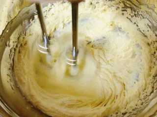 迷迭香玛芬蛋糕（制作耗时最短）,加入白糖后，打发的黄油发白，并有明显打发状。