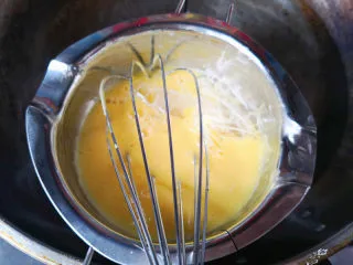 提拉米苏(蛋糕版),加入泡软的吉利丁片,继续搅拌,