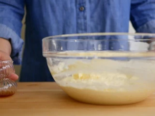 柠檬糖霜磅蛋糕,打完蛋后，加入香草精再打三十秒到一分鐘