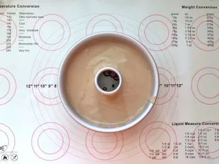 可可奶油夹心蛋糕,10、倒入模具中,震出气泡。