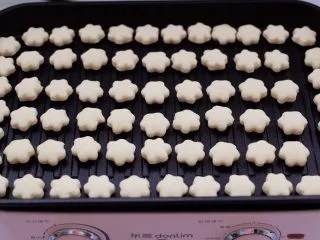 奶香小花朵馒头,看见面胚发酵至原来的一倍大的时候。