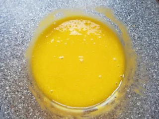 圣诞奶油蛋糕,蛋清先放在一边，用手动打蛋器把蛋黄搅打均匀。