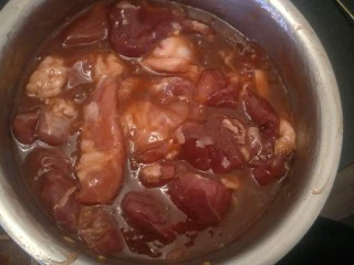 #猪里脊#绝世好叉烧-港式叉烧,2小时把葱姜蒜的部分拿出。继续盖保鲜膜腌制18个小时。