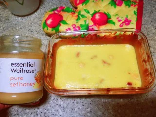 酸奶蛋(也可以用牛奶),烤箱200℃预热5分钟,放入后选择烘培或上下火模式180℃烤15-20分钟后取出,在表面刷一层蜂蜜,再放入烤箱180℃烤5-10分钟即可