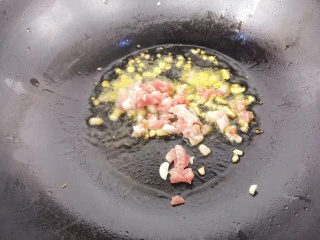 青椒香菇牛肉意面,再放牛肉炒