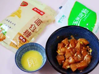 少油减脂的劲爆鸡米花,准备好面包糠，玉米淀粉和全蛋液。