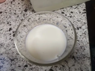 宝宝无糖奶酪棒,准备出250毫升的牛奶备用