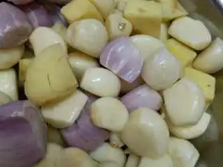 生焗啫啫湛江鸡,葱姜蒜 多点备好