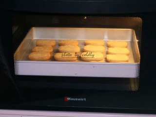 kitty奶酪饼干,把烤盘送进预热好的烤箱180度烤10分钟后转160度烤约20分钟,出炉冷却后食用