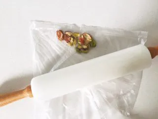 红薯酸奶小蛋糕,蒸红薯的同时,把坚果压碎备用