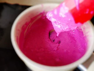 火龙果牛奶小方,可以用刮刀试一下，如图中倒三角状态即可关火。