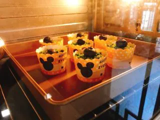 苔藓小杯——抹茶玛芬,烤箱烤完就好啦。 各家烤箱和纸杯大小不同，建议180度烤20-30分钟，第一次可以先尝试25分钟，根据出品调整自己的温度时间。 这个蛋糕材料我做七八个纸杯，可见我的纸杯都很小，很容易熟，20分钟足够，但我喜欢一点焦黄色又酥脆的顶，需要烤过头一些，所以一般我会烤25分钟。