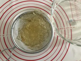 胜过冰淇淋蛋糕的「奥利奥冻芝士蛋糕」,捞出泡软的明胶片，滤干水份。