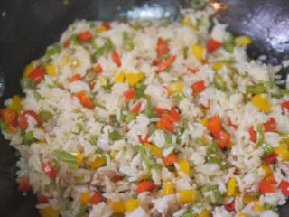 蔬菜虾仁焗饭,混合好的蔬菜饭再加一丢丢盐和胡椒调味