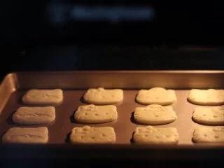 卡通小饼干，制作简单，萌趣造型合适亲子烘焙,提前预热烤箱，180度，烤制12分钟左右，边缘上色基本就熟了。