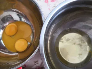 提拉米苏(蛋糕版),蛋白与蛋黄分离,分别放在两个无水无油干净的盆里,