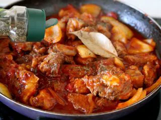 #食二星座#法式红酒炖牛肉 Boeuf Bourguignon,9.加入高汤、1片香叶和1小撮的百里香和欧芹（尽可能用新鲜的香料，没有就用干的）。 注：高汤可以是市售浓缩牛高汤，也可以是自己炖的清鸡汤或牛骨清汤，没有就用清水，或卤牛肉的老卤（我用的就是老卤）代替。