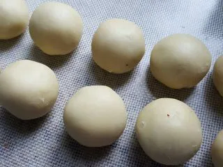 中式点心~玫瑰酥,收口向下排列好,松弛十分钟。