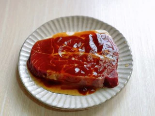 牛排芦笋盖意面,待牛排融化后加入生抽,料酒,蚝油,涂抹均匀。