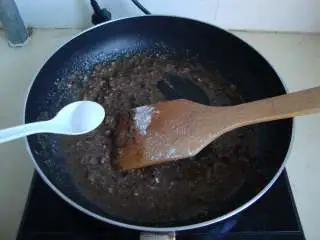 黑椒牛排套餐, 烹红酒,加水、适量面粉、盐煮成酱汁