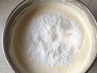 法式海绵蛋糕,分3-4次筛入低粉，用刮刀小心的从底部往上翻拌