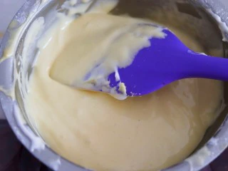 火爆Ins的StrawberryOmelet草莓抱抱卷,再次取三分之一蛋白混合均匀。