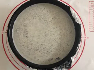 胜过冰淇淋蛋糕的「奥利奥冻芝士蛋糕」,倒入模具中。