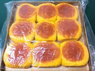 南瓜喜饼+芝麻核桃味,冷却后装入袋袋中封闭保存，这样的喜饼放一周也不会硬。