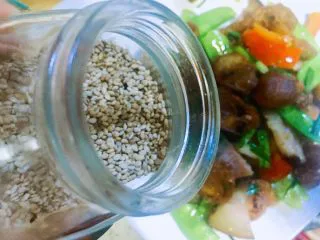 #老油条的青春#回锅油条炒腊肉,装好后撒少许熟白芝麻增香