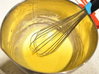 日式豆乳盒子蛋糕,用打蛋器以不规则的方式混合至无干粉状,面糊呈现光滑细腻的状态。