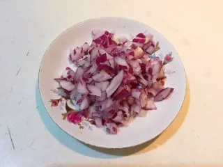 香肠苹果披萨,紫圆葱切成小丁