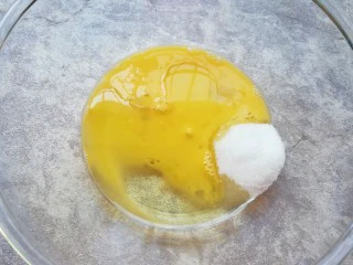 麦片芝麻核桃酥,盆里倒入蛋液、玉米油和细砂糖。