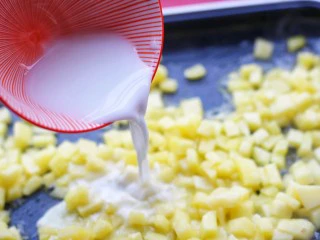 无敌好吃的苹果派,倒入水淀粉。