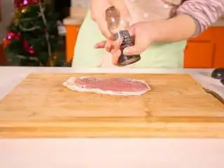 法式香橙煎鸭胸 , 鸭胸肉洗净,两面撒上盐和黑胡椒碎,抹匀,腌渍10分钟入味。