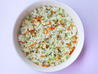 西兰花肉松芝士饭团,拌匀。