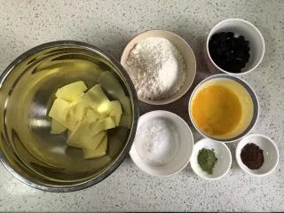 蔓越莓曲奇(原味&可可&抹茶),准备好材料,蛋液打散,黄油室温软化。