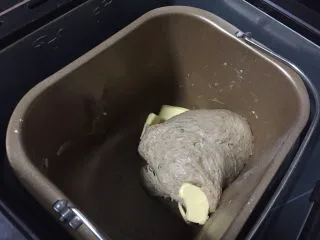 披萨就要自己在家才爽——— 杂锦芝士披萨,待揉至面团完全看不到面粉，加入室温软化黄油