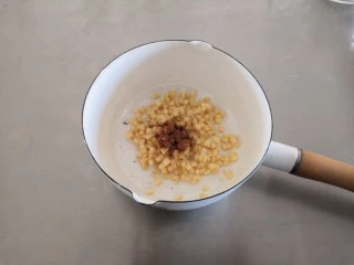 苹果奶酥小挞,苹果去皮去果核，切成小丁放入锅里，加入糖、柠檬汁、肉桂粉小火炒制。