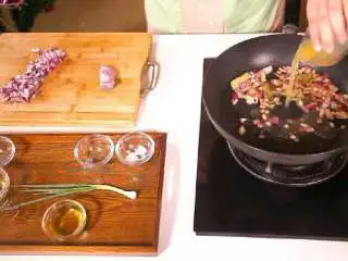 法式香橙煎鸭胸 , 加入橙子汁略煮片刻。