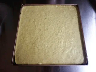 丸久小山园名物蛋糕卷--抹茶,烤盘垫上不粘油布,将蛋糕糊倒入烤盘,震荡出大气泡。