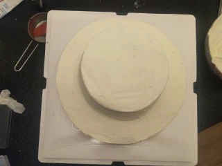 贺寿双层蛋糕(10＋6寸),确保蛋糕是在中心位置。