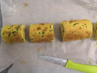 无油肉松蛋糕卷,用刀,切成,小段的,蛋糕卷