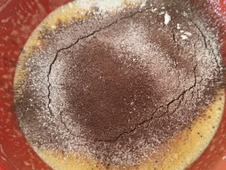 最“柔软”纸杯蛋糕☕—爆浆巧克力,过筛18g低粉＋12g可可粉