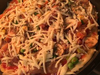 小白也会的奥尔良烤鸡腿披萨 「8寸薄脆版」,最后撒上一些百里香碎，或者撒些胡椒粉，自己看着搭配，或者可以省略这一步。