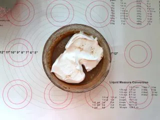 可可奶油夹心蛋糕,6、取一半蛋白霜放入蛋黄糊中。
