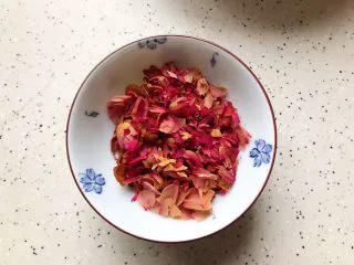 玫瑰花红糖小酥饼,玫瑰花去蒂去叶去花蕊，只要花瓣